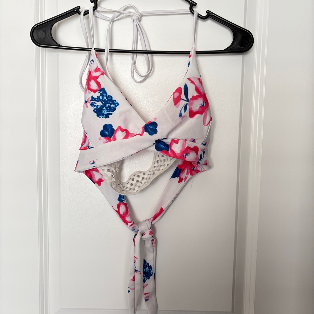 SHEIN Women’s White Floral Adjustable Bikini Top Size: M